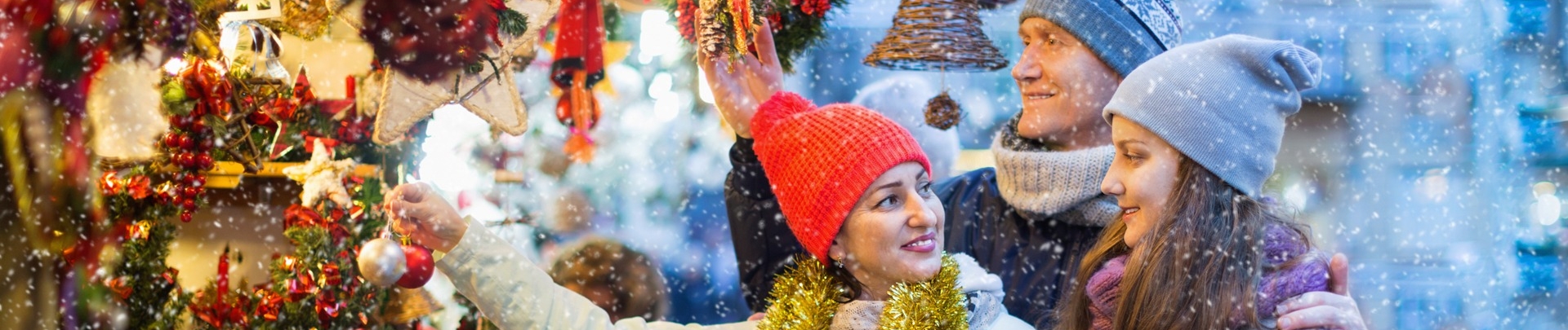 Vader met dochters op kerstmarkt